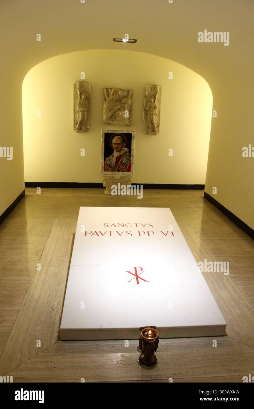 Tomba di Papa Paolo vi all'interno della basilica agosto 2024 sito di sepoltura papale Vaticano Foto Stock
