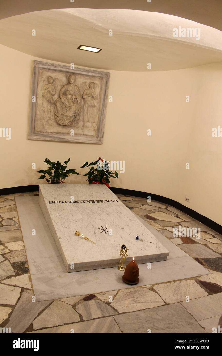 Tomba di Papa Benedetto XVI all'interno della basilica agosto 2024 cripta della chiesa Vaticana Foto Stock