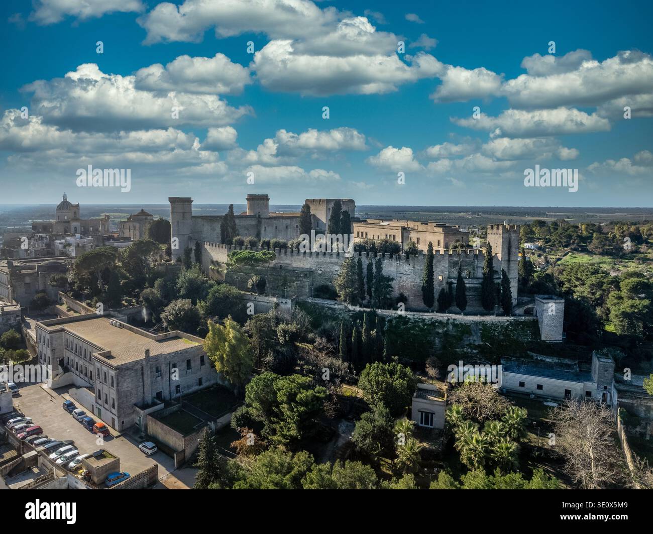 Veduta aerea del castello di Oria importanti strutture difensive in Puglia Italia con merlature merlate a pianta triangolare Foto Stock