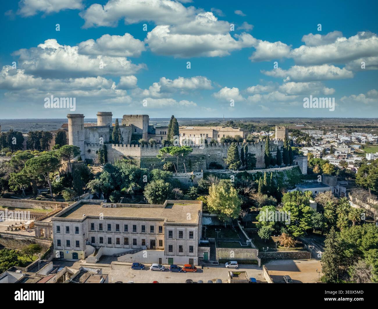 Veduta aerea del castello di Oria importanti strutture difensive in Puglia Italia con merlature merlate a pianta triangolare Foto Stock