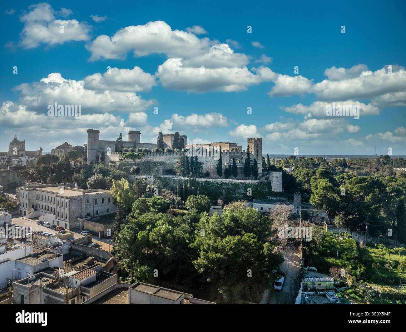 Veduta aerea del castello di Oria importanti strutture difensive in Puglia Italia con merlature merlate a pianta triangolare Foto Stock