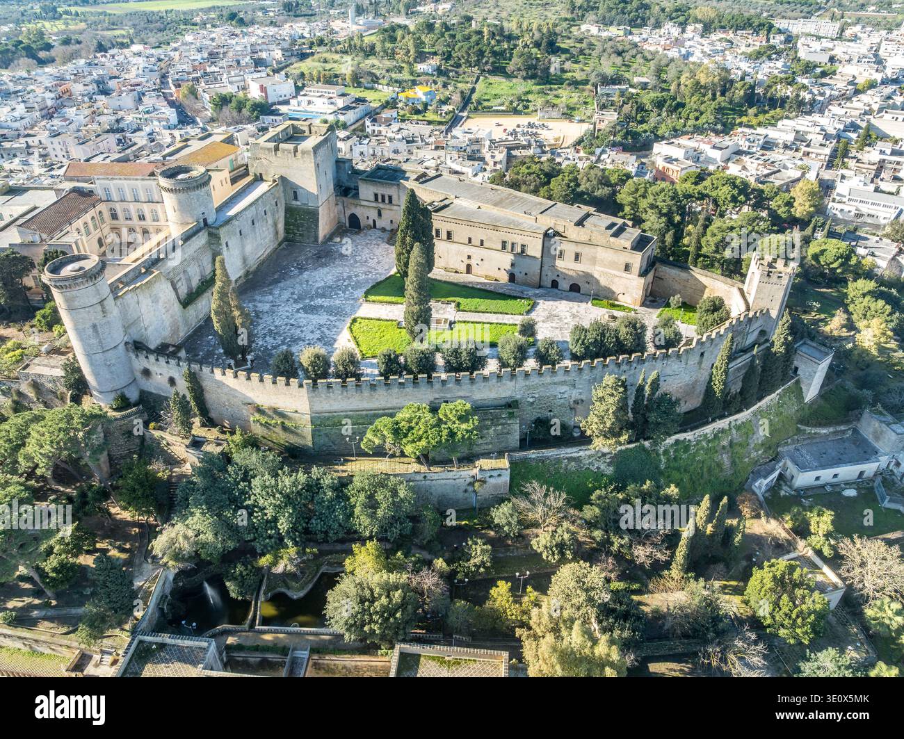 Veduta aerea del castello di Oria importanti strutture difensive in Puglia Italia con merlature merlate a pianta triangolare Foto Stock