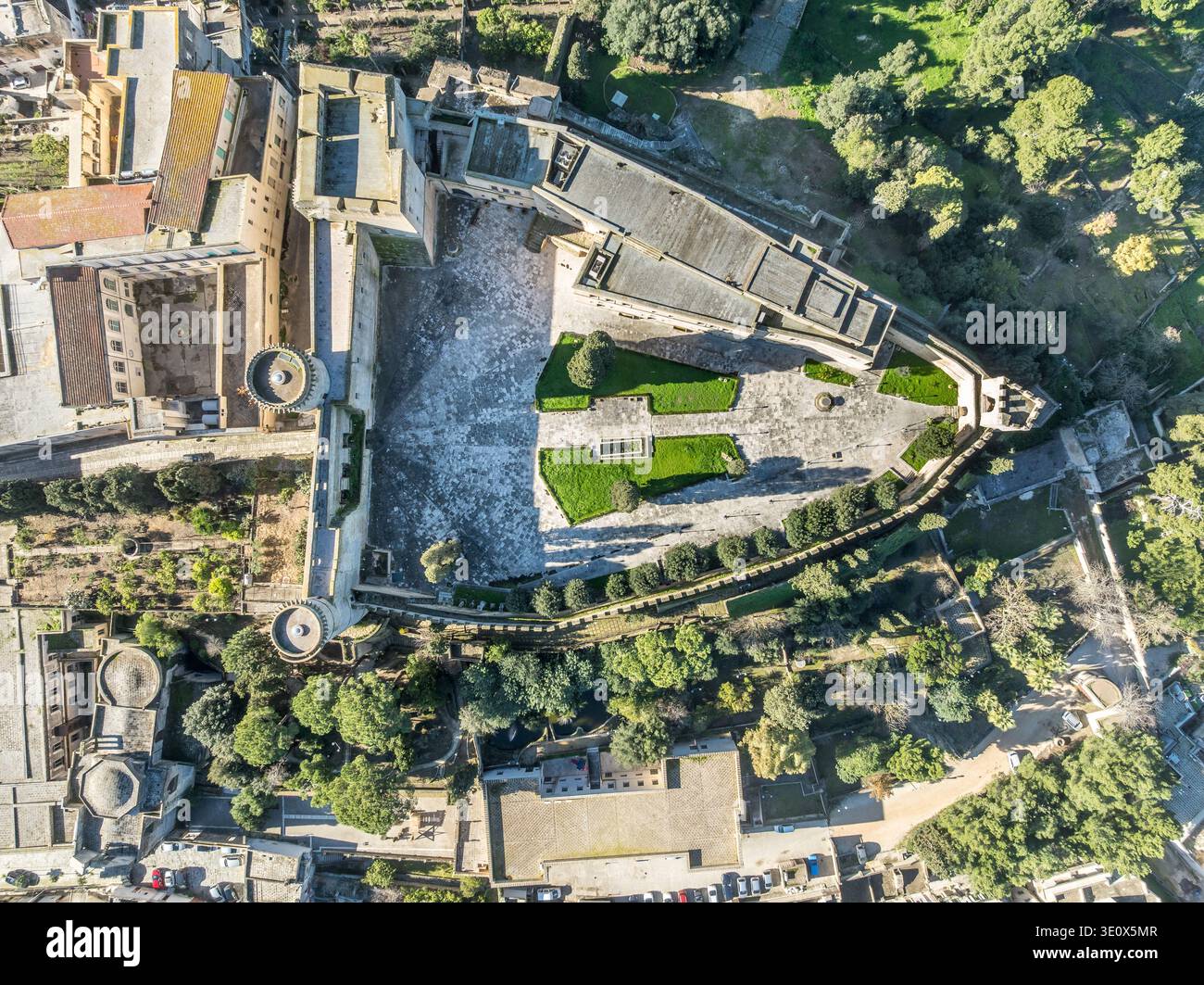 Veduta aerea del castello di Oria importanti strutture difensive in Puglia Italia con merlature merlate, pianta triangolare del terreno Foto Stock