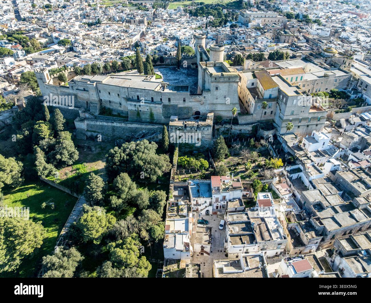 Veduta aerea del castello di Oria importanti strutture difensive in Puglia Italia con merlature merlate a pianta triangolare Foto Stock