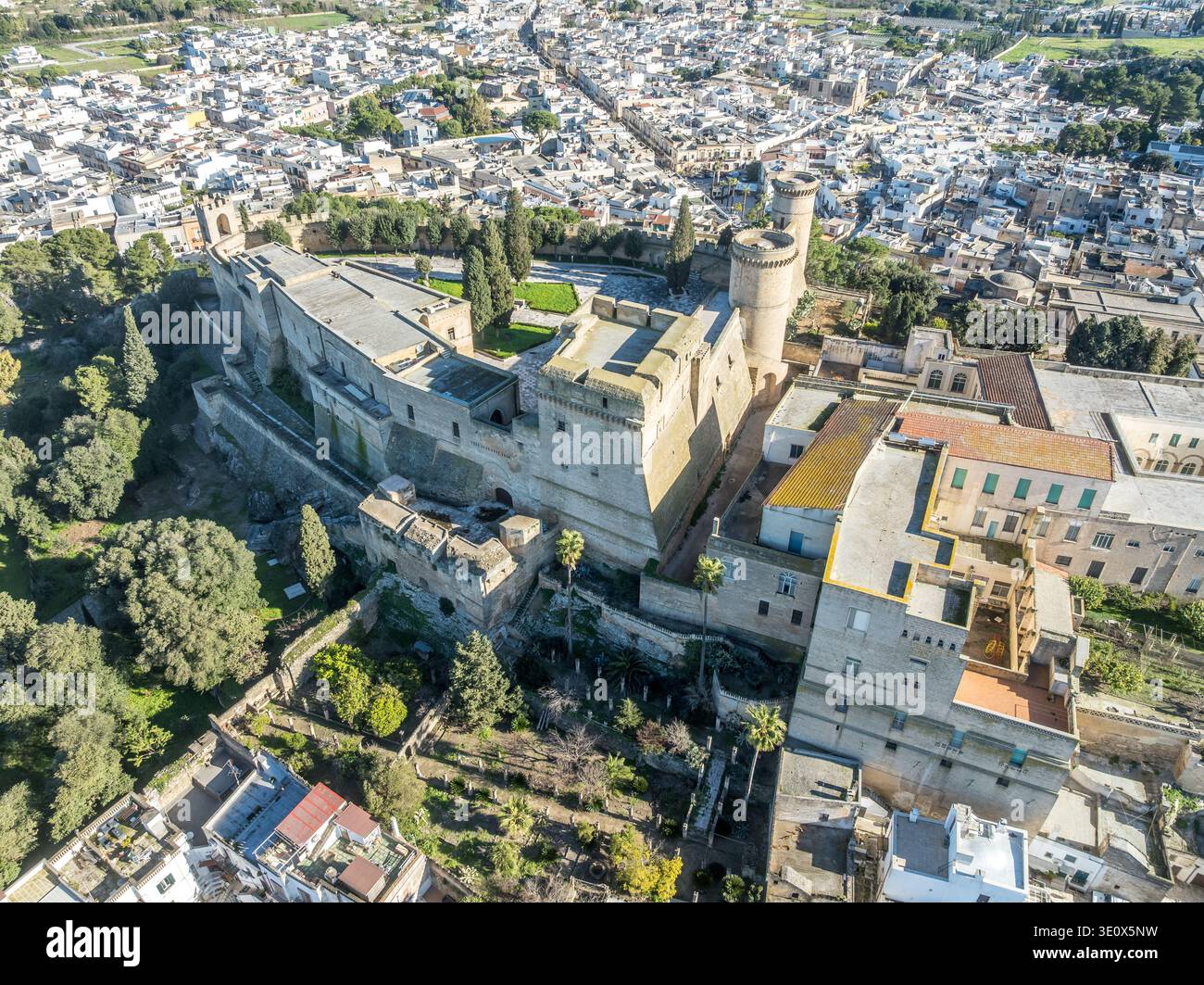 Veduta aerea del castello di Oria importanti strutture difensive in Puglia Italia con merlature merlate a pianta triangolare Foto Stock