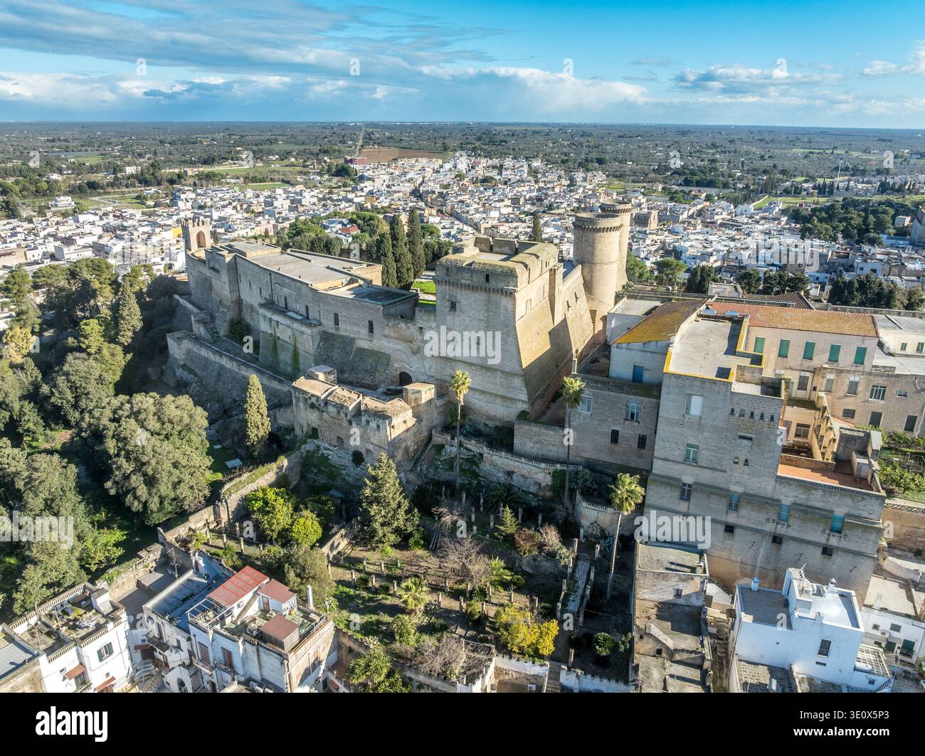 Veduta aerea del castello di Oria importanti strutture difensive in Puglia Italia con merlature merlate a pianta triangolare Foto Stock