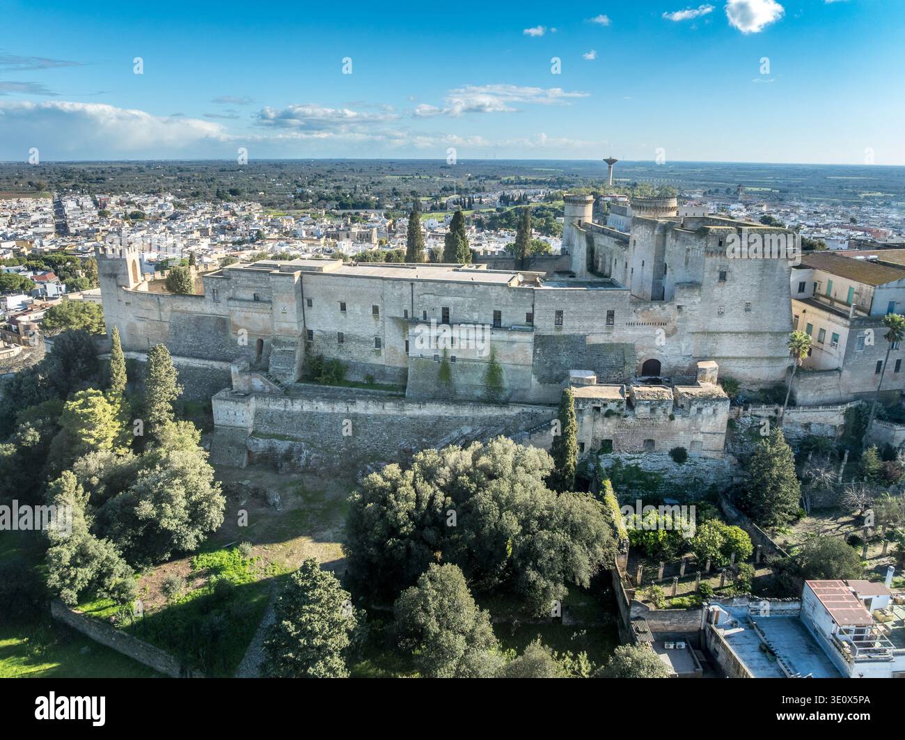Veduta aerea del castello di Oria importanti strutture difensive in Puglia Italia con merlature merlate a pianta triangolare Foto Stock