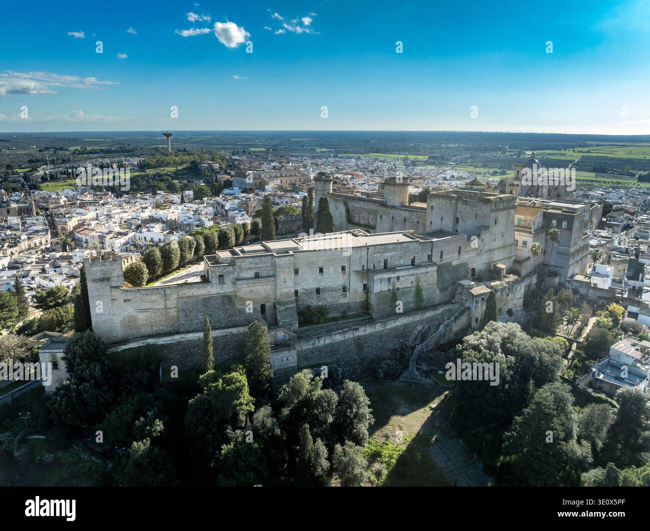 Veduta aerea del castello di Oria importanti strutture difensive in Puglia Italia con merlature merlate a pianta triangolare Foto Stock
