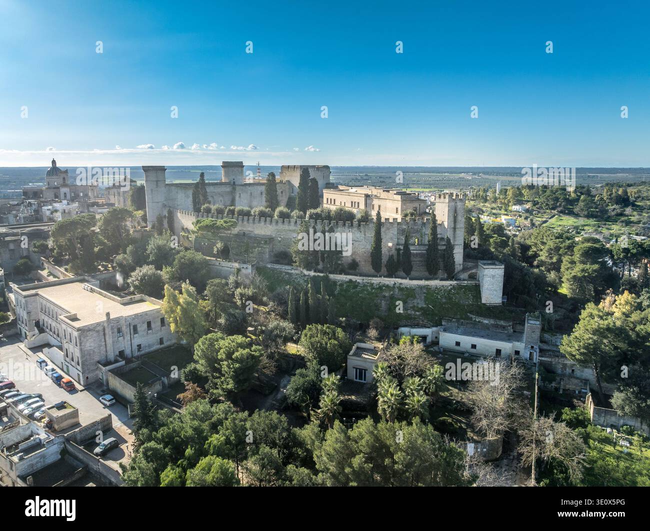 Veduta aerea del castello di Oria importanti strutture difensive in Puglia Italia con merlature merlate a pianta triangolare Foto Stock
