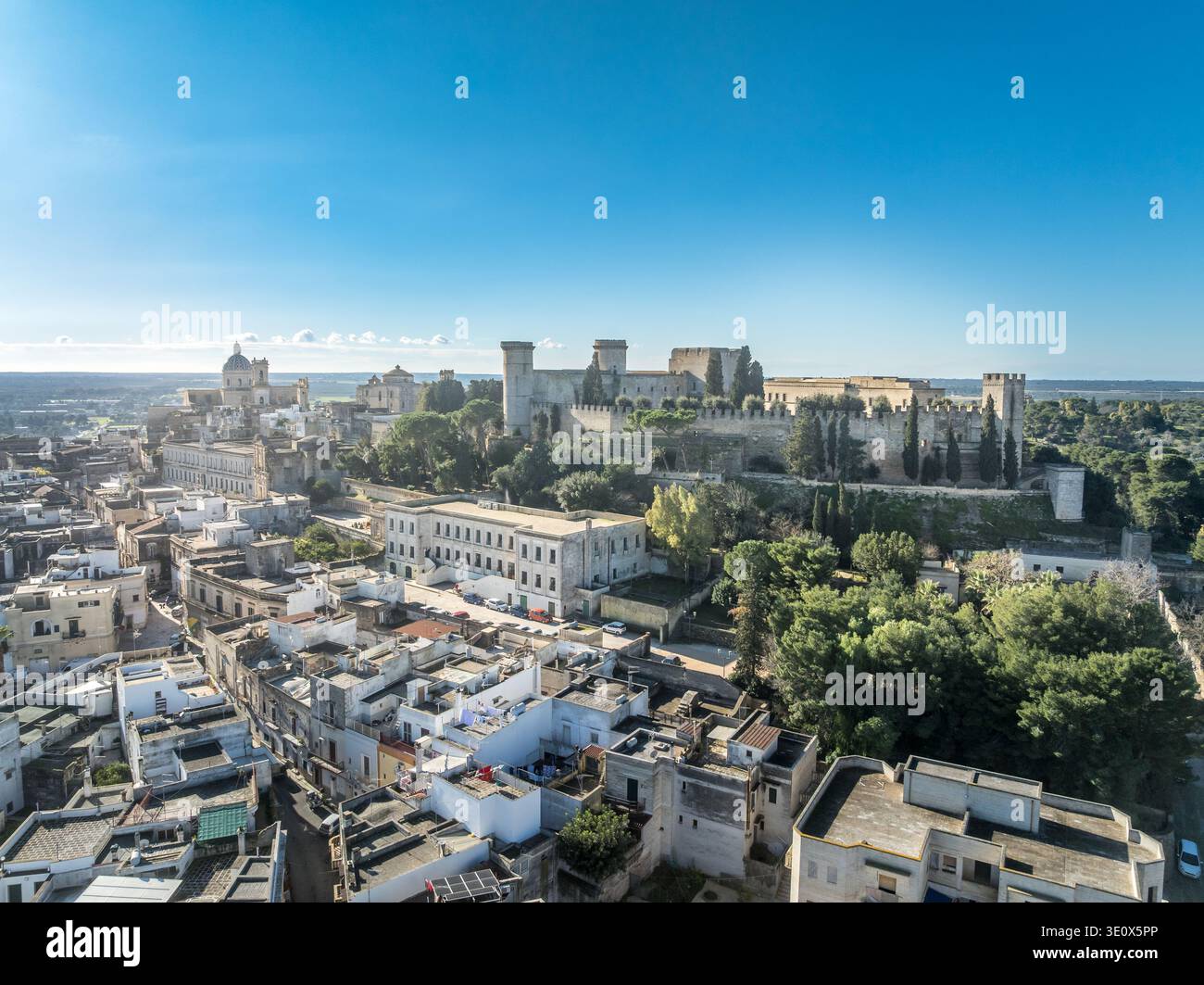 Veduta aerea del castello di Oria importanti strutture difensive in Puglia Italia con merlature merlate a pianta triangolare Foto Stock