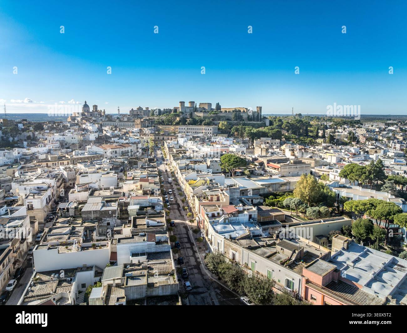 Veduta aerea del castello di Oria importanti strutture difensive in Puglia Italia con merlature merlate a pianta triangolare Foto Stock