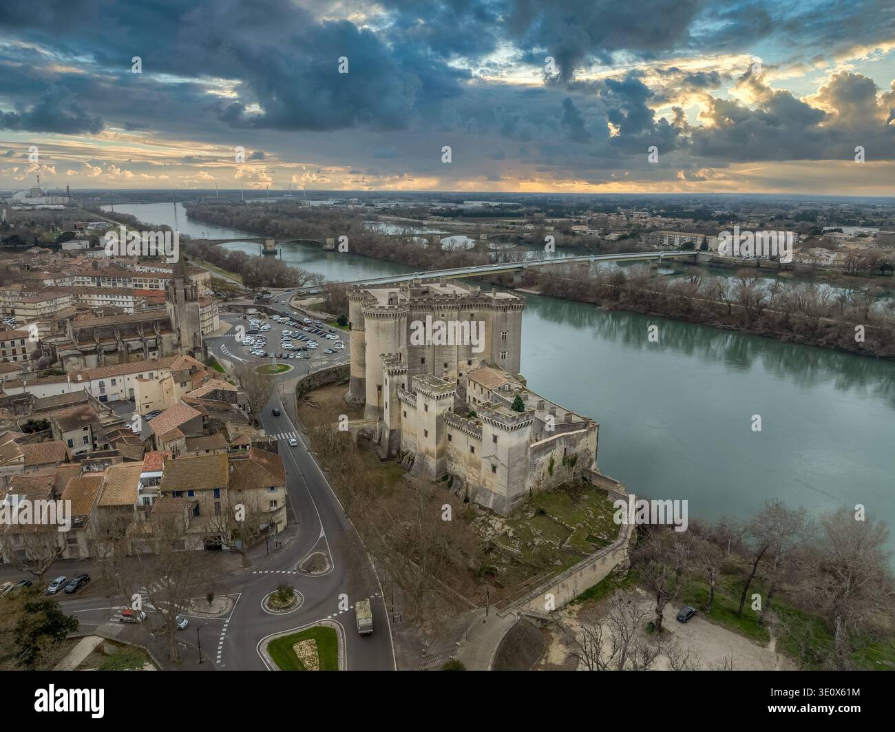 Vista aerea del castello di Tarascon vicino al Rodano con torri circolari restaurate, spettacolare cielo al tramonto Foto Stock