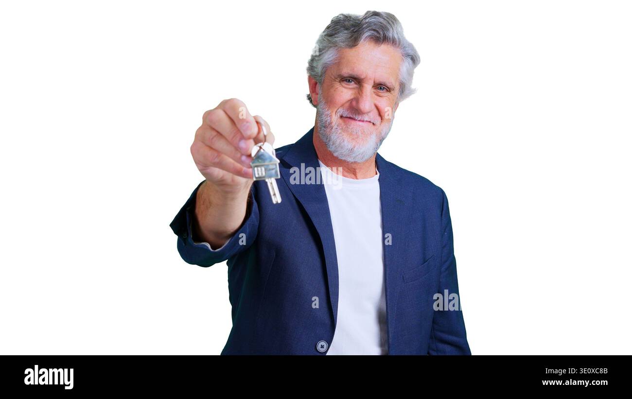 Un uomo anziano sorridente che tiene le chiavi della casa Foto Stock