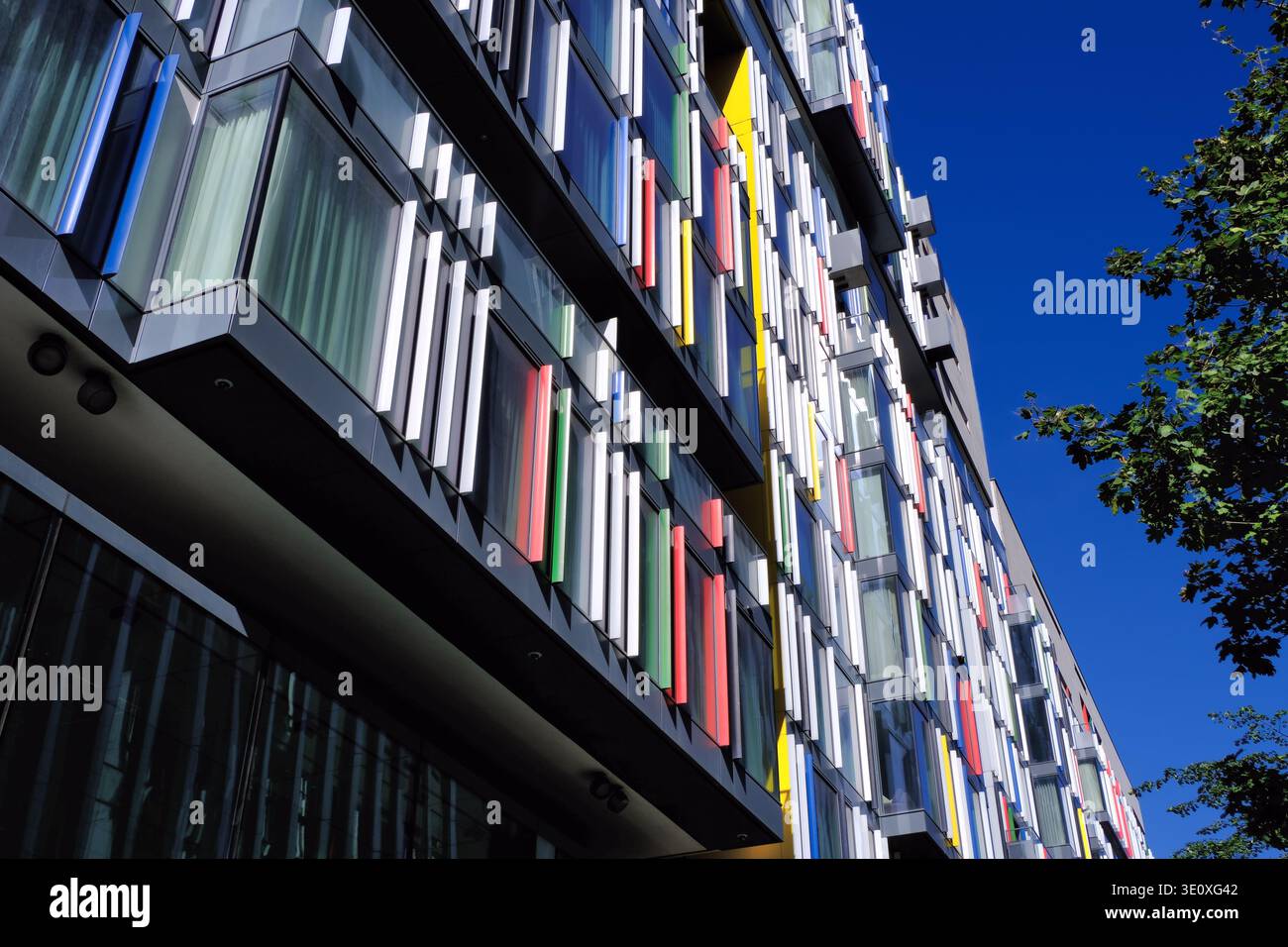Edificio moderno colorato Nova Victoria e Sir Simon Milton Square in Victoria Street e Bressenden Place, Victoria, Londra, Regno Unito Foto Stock