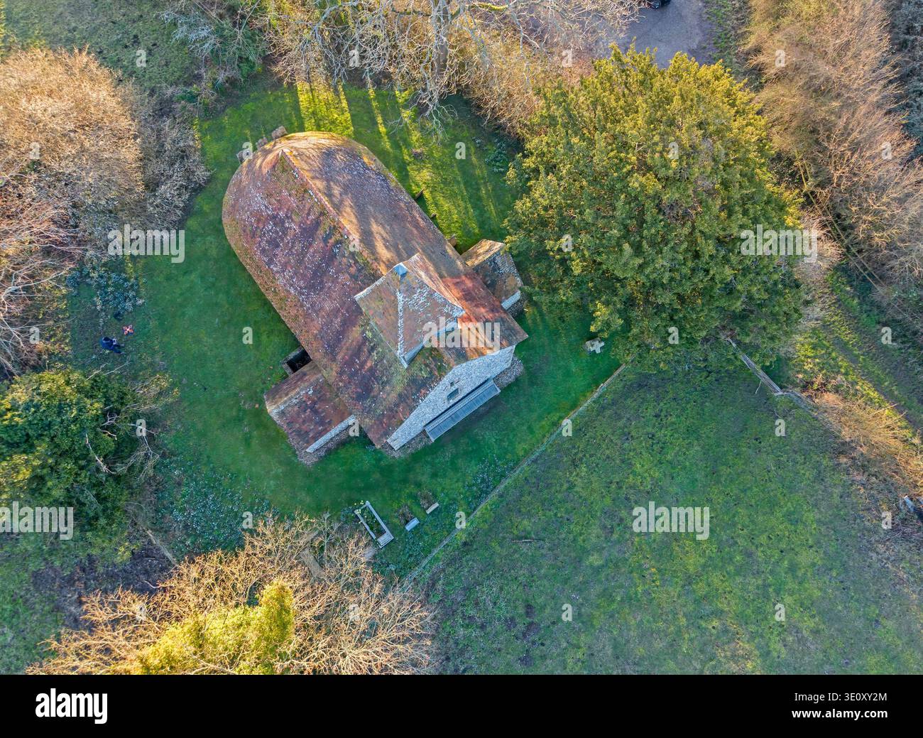 veduta aerea della chiesa parrocchiale di st marys del xii secolo, edificio classificato di grado 1 nel nord di marden ovest del sussex Foto Stock