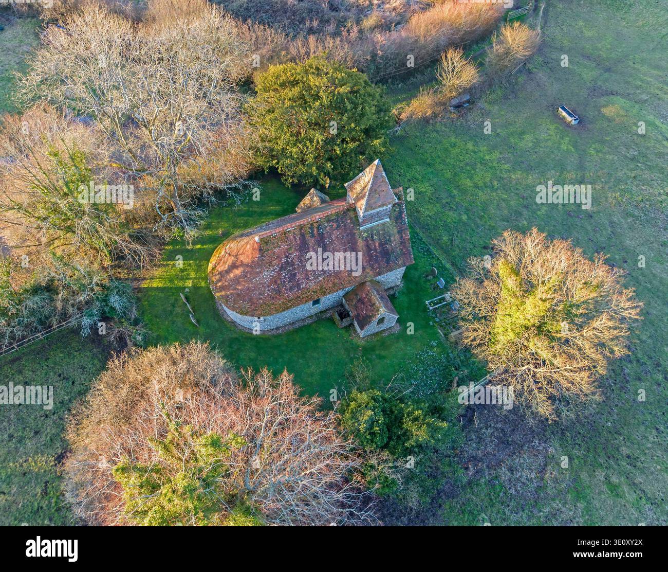 veduta aerea della chiesa parrocchiale di st marys del xii secolo, edificio classificato di grado 1 nel nord di marden ovest del sussex Foto Stock