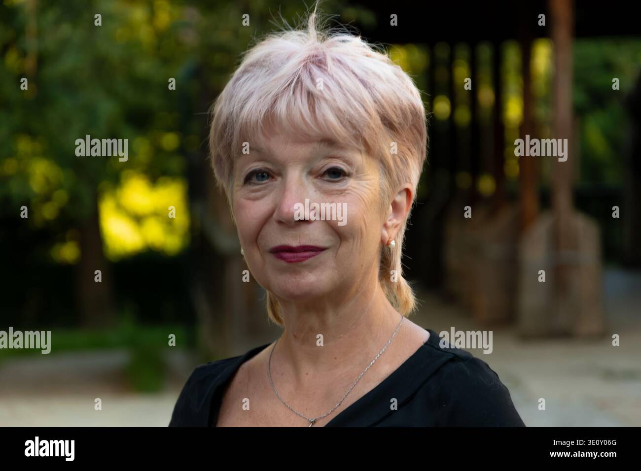Ritratto di una donna anziana di 65-70 anni all'aperto nel parco. Foto Stock