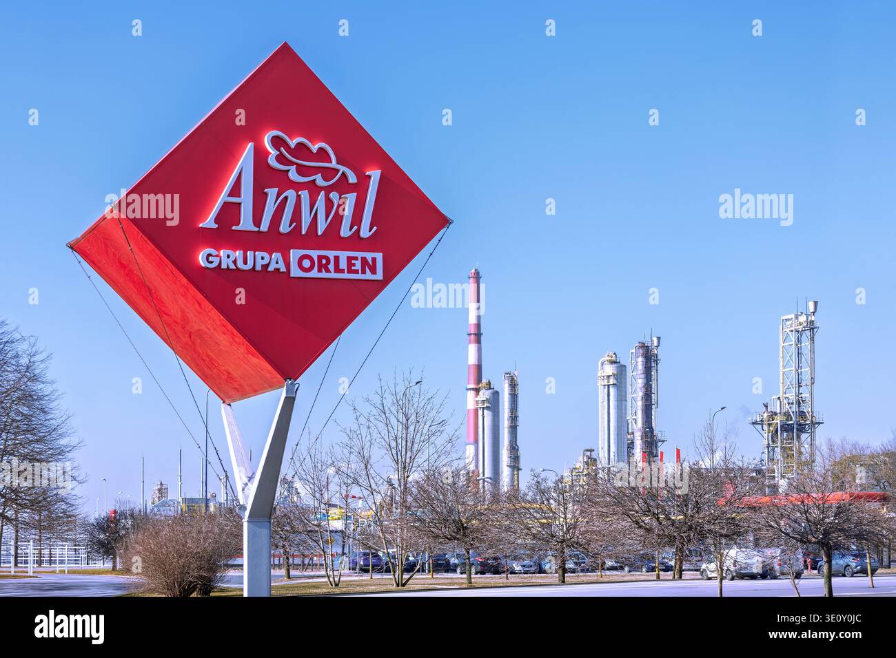 Wloclawek, Polonia - logo Anwil SA su un pilone con installazioni industriali sullo sfondo. Foto Stock
