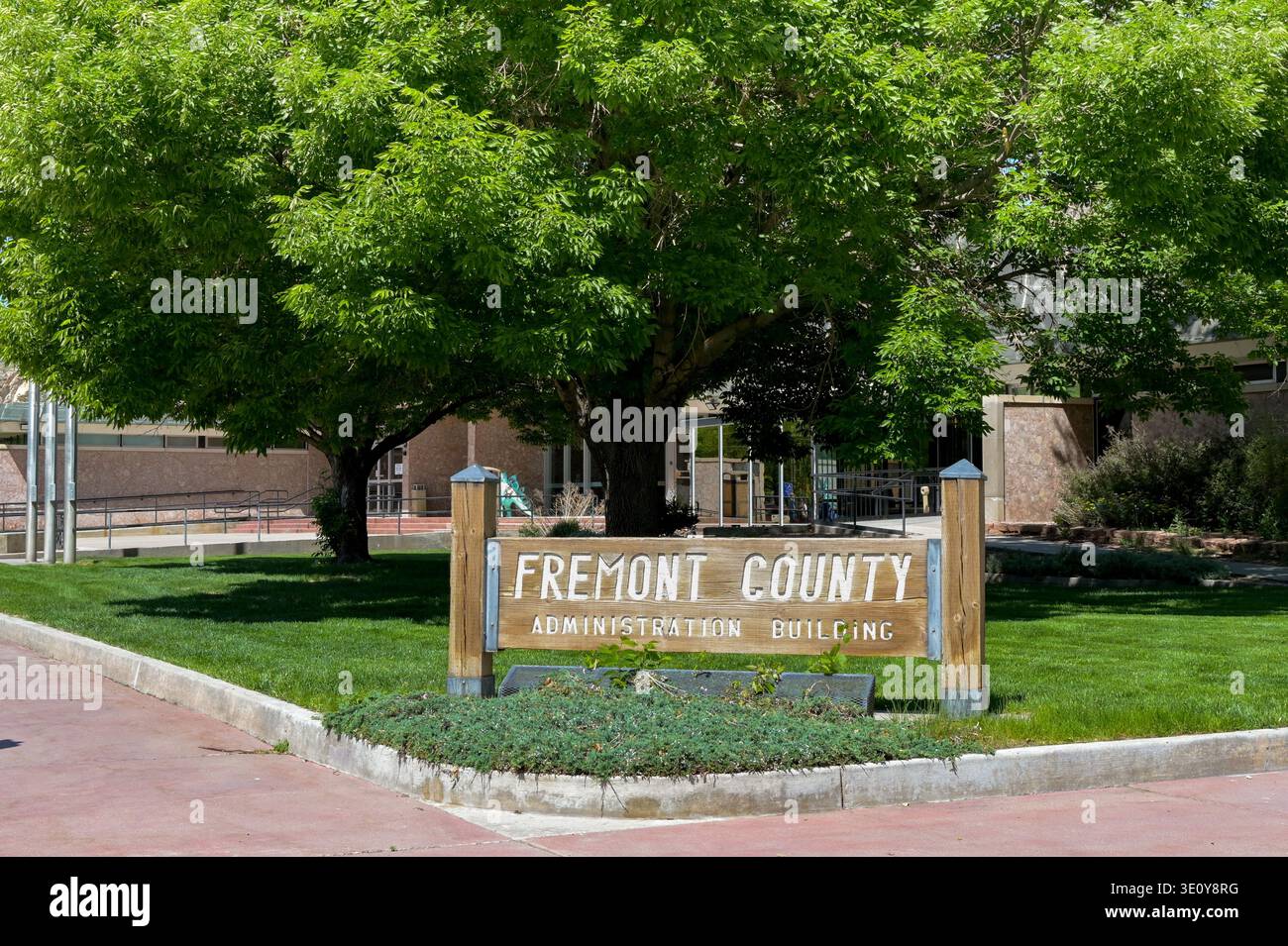 Canon City, Colorado, Stati Uniti d'America - 22 maggio 2025: Cartello all'esterno dell'edificio amministrativo per Fremont County a Canon City Foto Stock