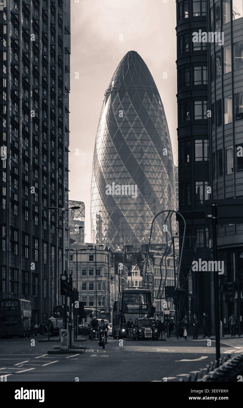 The Gherkin, 30 St Mary Axe, Street canyon, bianco e nero, City of London, Londra, Inghilterra Foto Stock
