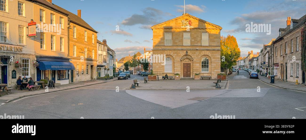 Woodstock, Oxfordshire, Inghilterra, Regno Unito - 8 ottobre 2025: Vista panoramica del municipio e della piazza della piccola città di Woodstock al crepuscolo - Immagine stock catturata con smartphone