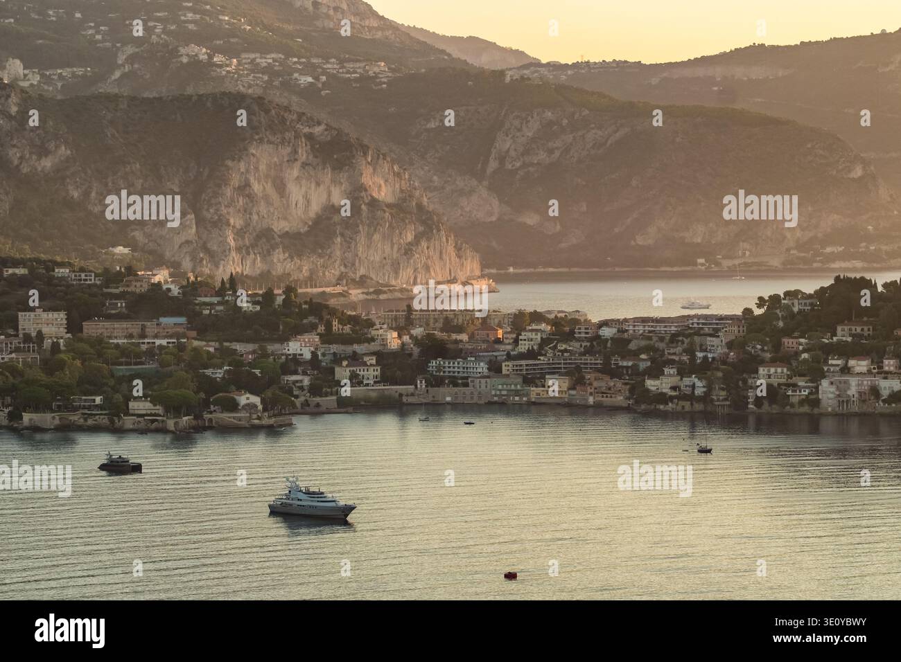 Panorama degli yacht di lusso nella baia di Saint Jean Cap Ferrat Foto Stock