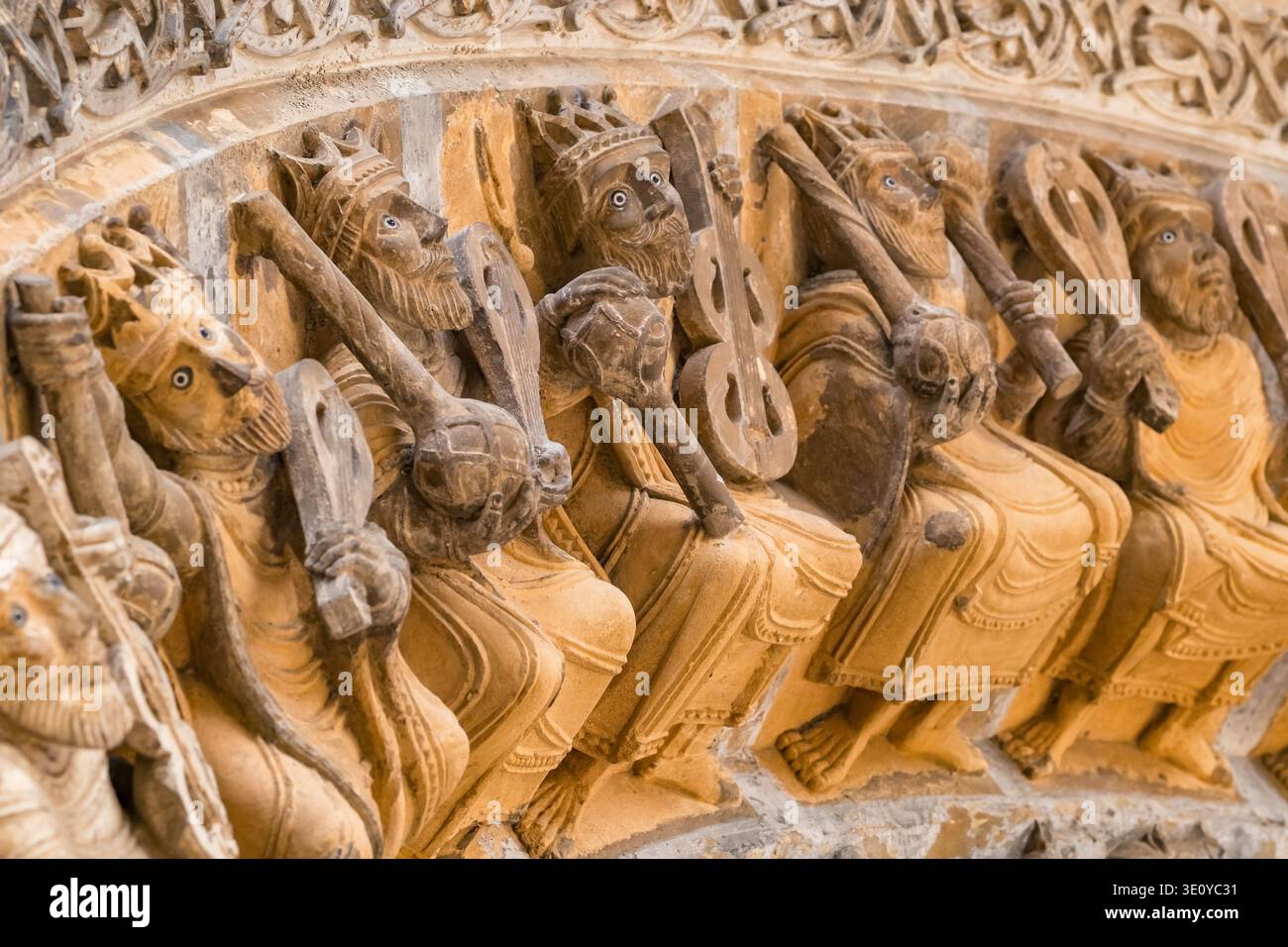 Antiche incisioni romaniche in pietra sul portale della Cattedrale di Oloron, Francia Foto Stock