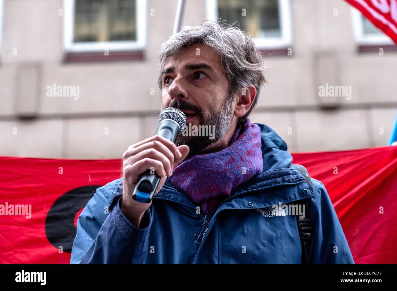 Milano, Italia, 14 marzo 2026. Le persone si riuniscono di fronte alla storica libreria Hoepli durante un flash mob per protestare contro la sua liquidazione e chiusura. Crediti: Claudio Rancati/Alamy Live News Foto Stock