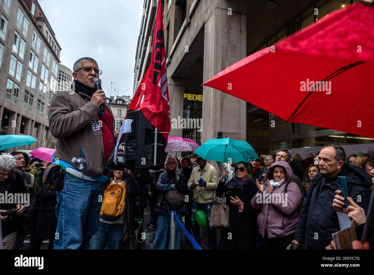 Milano, Italia, 14 marzo 2026. Le persone si riuniscono di fronte alla storica libreria Hoepli durante un flash mob per protestare contro la sua liquidazione e chiusura. Crediti: Claudio Rancati/Alamy Live News Foto Stock