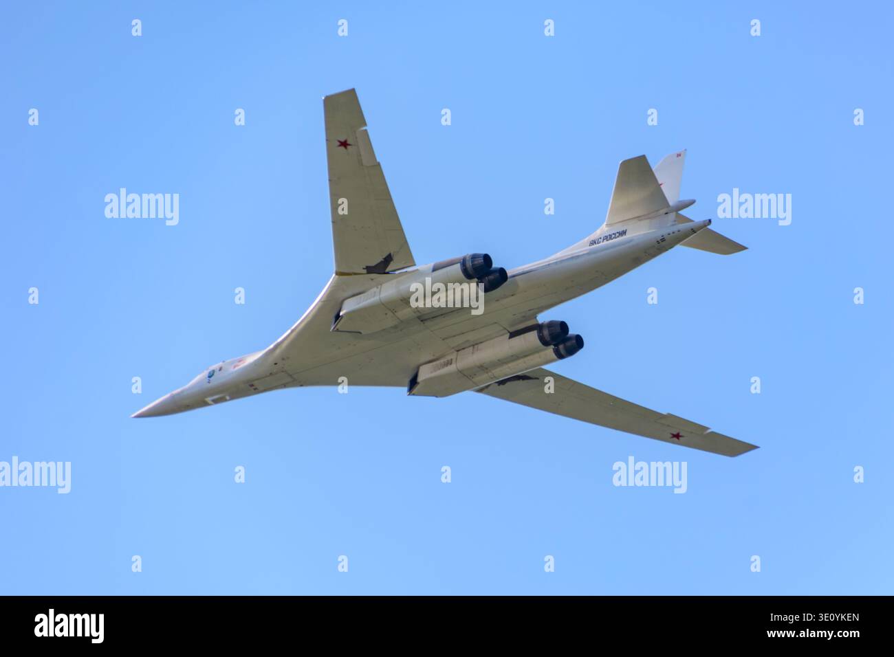 Kazan, Federazione Russa - 25 luglio 2020: Vacanza dell'aviazione 'scelgo il cielo-2020'. Giornata della flotta aerea russa. Tupolev tu-160 (nato: Blackjack) è un supe Foto Stock