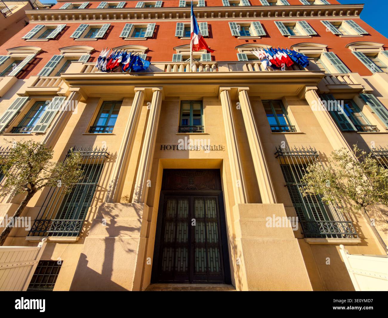 Bell'Côte De Ville bagnato dal sole dell'ora d'oro - città vecchia, Nizza, Costa Azzurra, Francia - Immagine stock catturata con smartphone