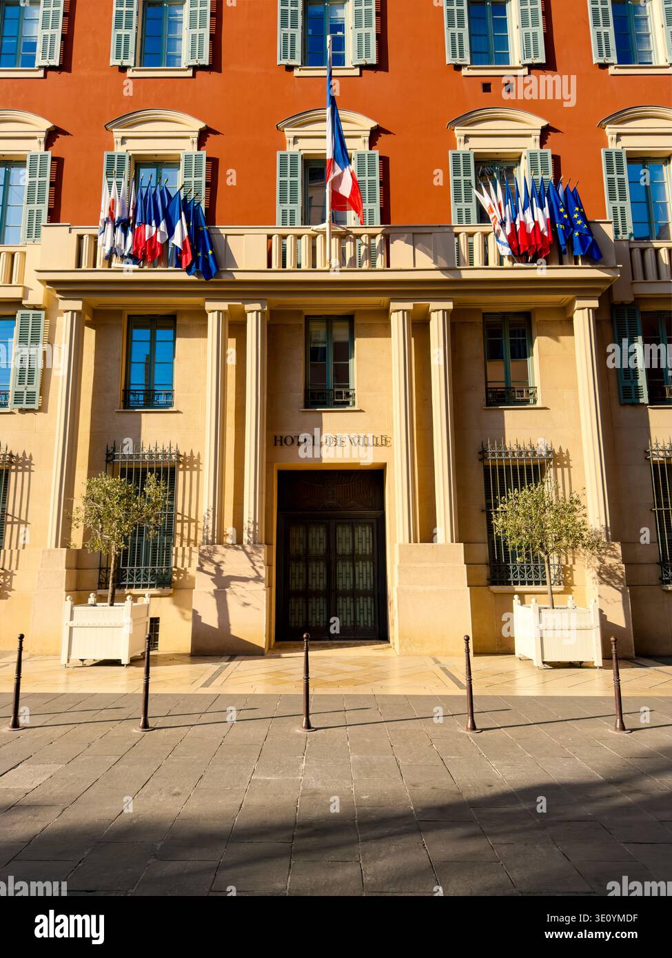 Facciata classica di Nizza Hôtel De Ville al Golden Hour - Nizza, Costa Azzurra, Francia - Immagine stock catturata con smartphone