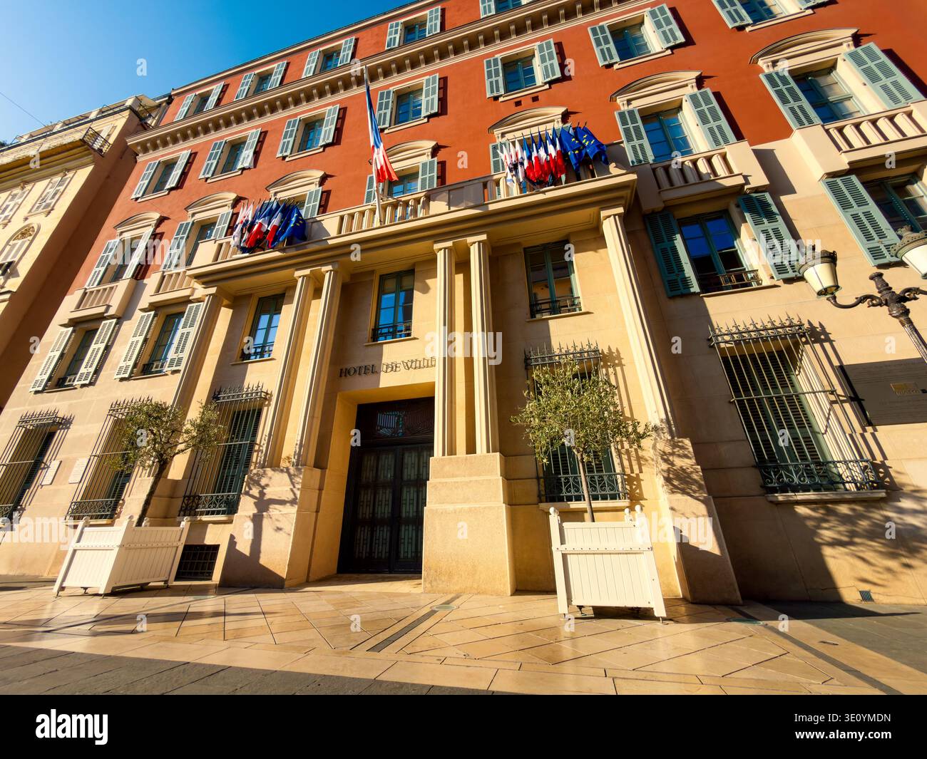 Nice Hotel De Ville City Hall nel Golden Hour Sunshine – Vieux Nice, Côte D'Azur, Francia - Immagine stock catturata con smartphone