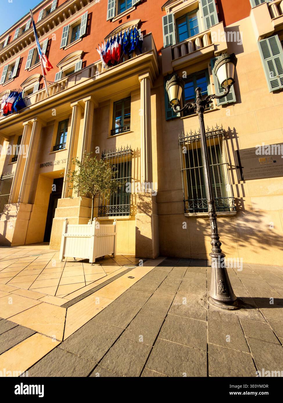 Edificio municipale di Nizza Hôtel De Ville nel caldo sole dorato - Nizza, Costa Azzurra, Francia - Immagine stock catturata con smartphone