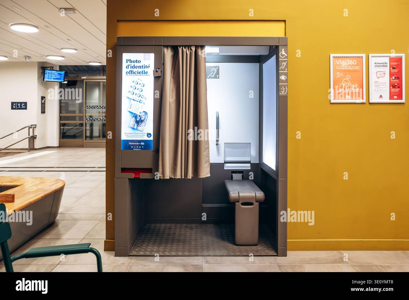Mentone, Francia - 16 settembre 2025: Cabina fotografica Photomaton per le foto di identità ufficiali all'interno della stazione ferroviaria di Mentone in Francia Foto Stock