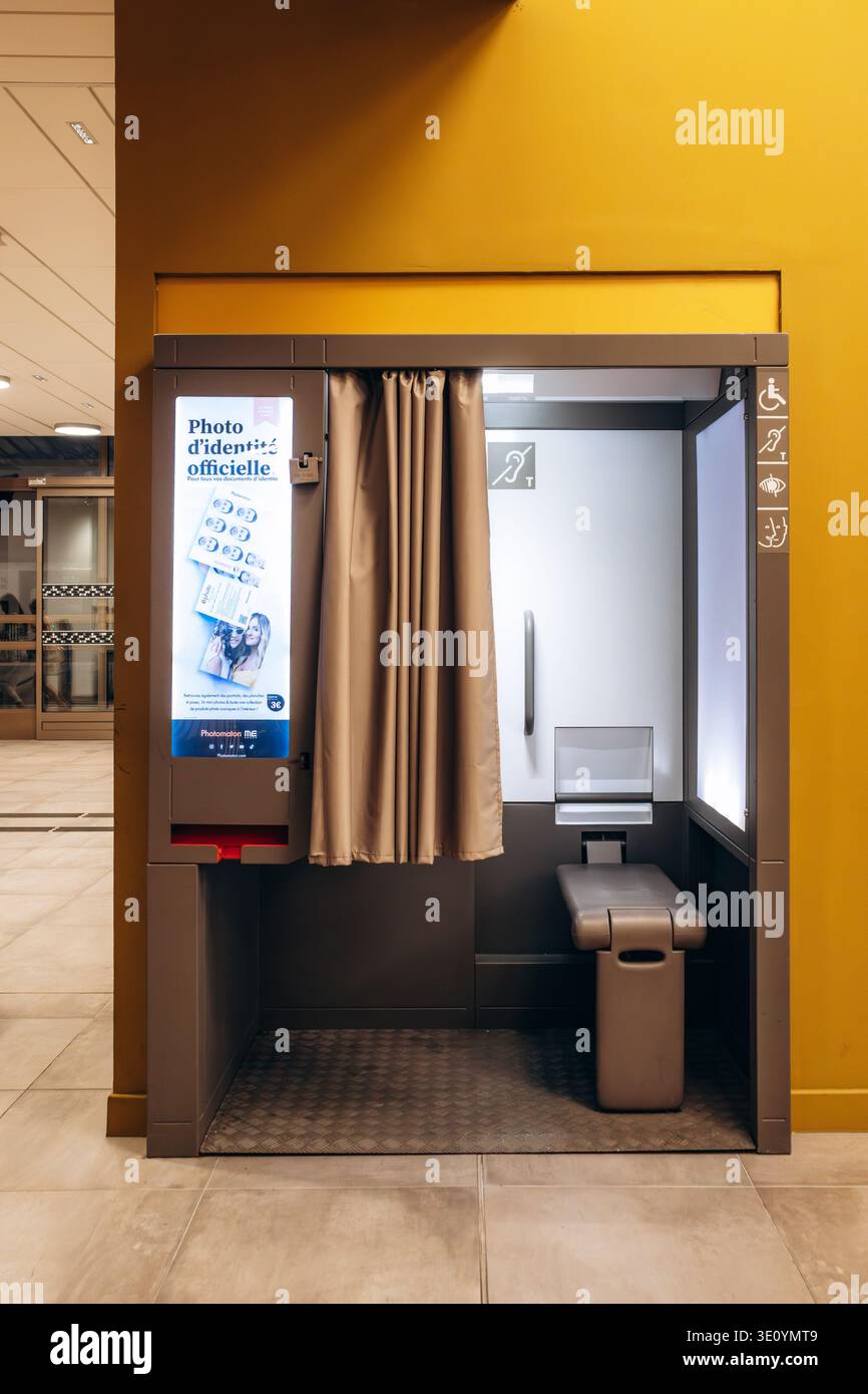 Mentone, Francia - 16 settembre 2025: Cabina fotografica Photomaton per le foto di identità ufficiali all'interno della stazione ferroviaria di Mentone in Francia Foto Stock
