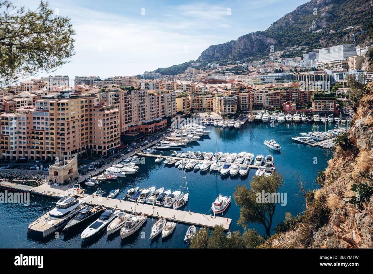 Monaco, Monaco - 17 settembre 2025: Vista aerea del porto turistico di Fontvieille con yacht, edifici sul lungomare e costa mediterranea nel Principato di Monaco Foto Stock