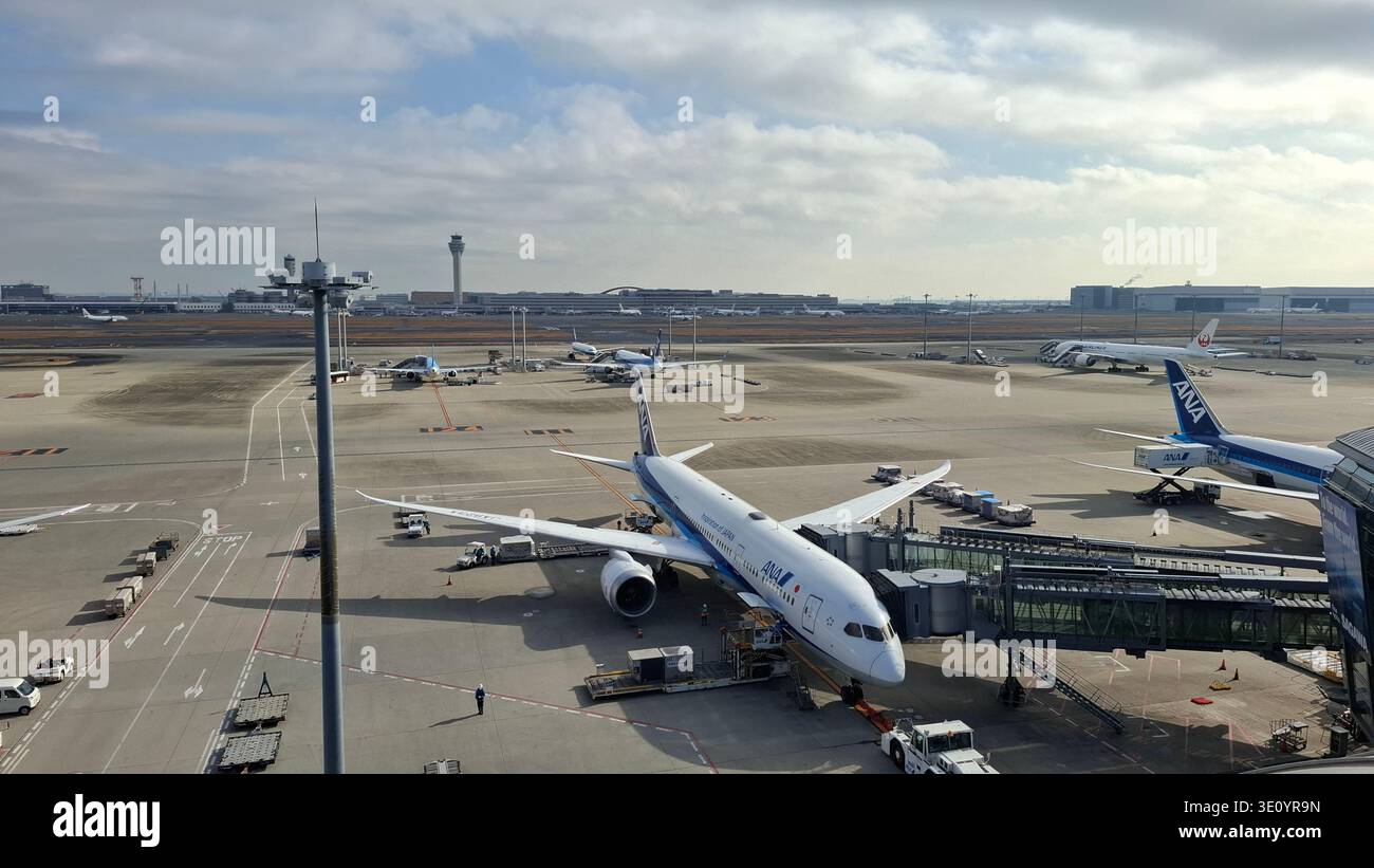 Tokyo Giappone 18 febbraio 2026 Haneda Departure Terminal Aircraft presso Gates and Runway Operations Foto Stock
