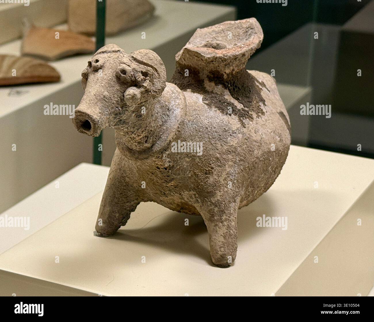 Antica Terracotta Rhyton dell'età del bronzo da Satin Alma 3100-2000 a.C. al Museo Archeologico di Sanliurfa in Turchia, vascello per bere cerimoniale, Patrimonio rituale Foto Stock