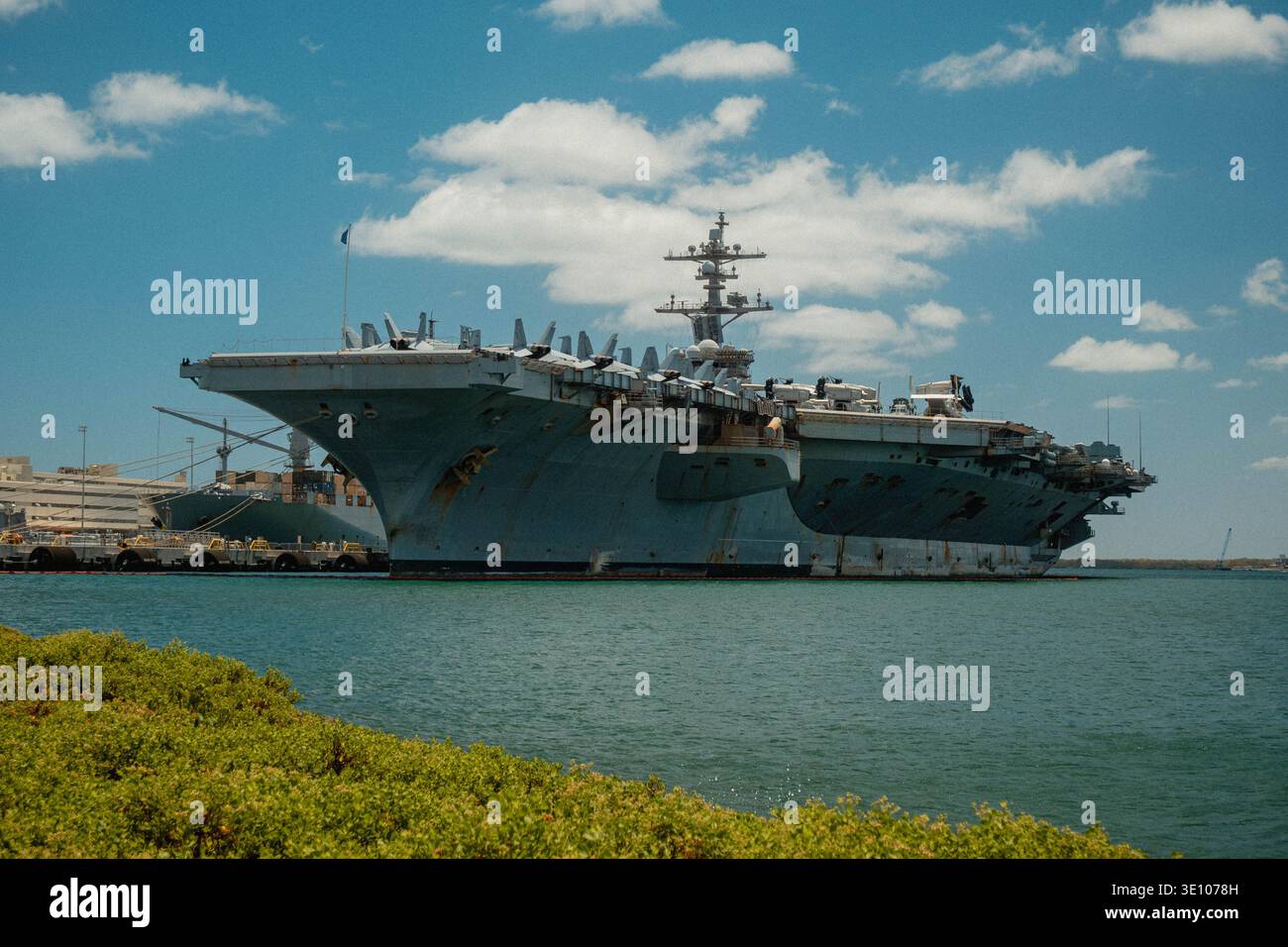 Vista dettagliata grande vaso. Enorme nave da guerra con struttura in acciaio e caratteristiche dettagliate della piattaforma di volo Foto Stock