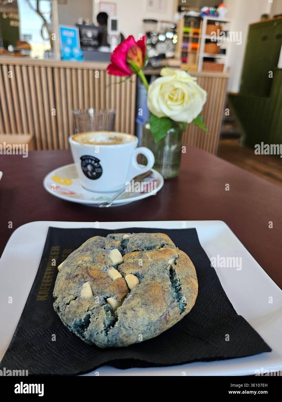 Nutty Purple Yam Cake Indulgence, Una ricca e vibrante torta di yam viola a strati di noci croccanti per un'esperienza di dessert unica e appagante Foto Stock