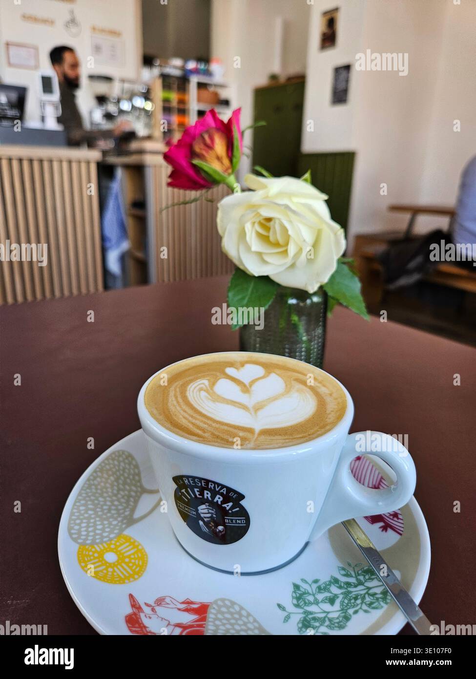 Cappuccino Art Delight: Una tazza cremosa ricoperta da un'elegante schiuma di latte di fiore, Un cappuccino splendidamente realizzato che mette in mostra delicata latte art floreale Foto Stock