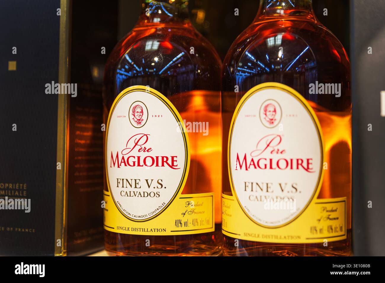 Bottiglie di Pere Magloire fine V.S. Calvados su un ripiano del supermercato Foto Stock