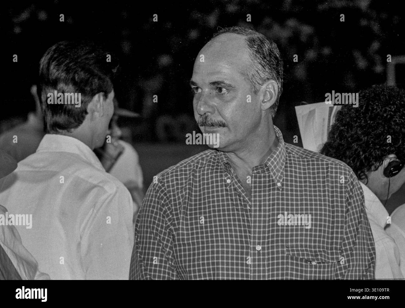 Il presidente di El Salvador ad una partita di calcio nel 1993 Foto Stock
