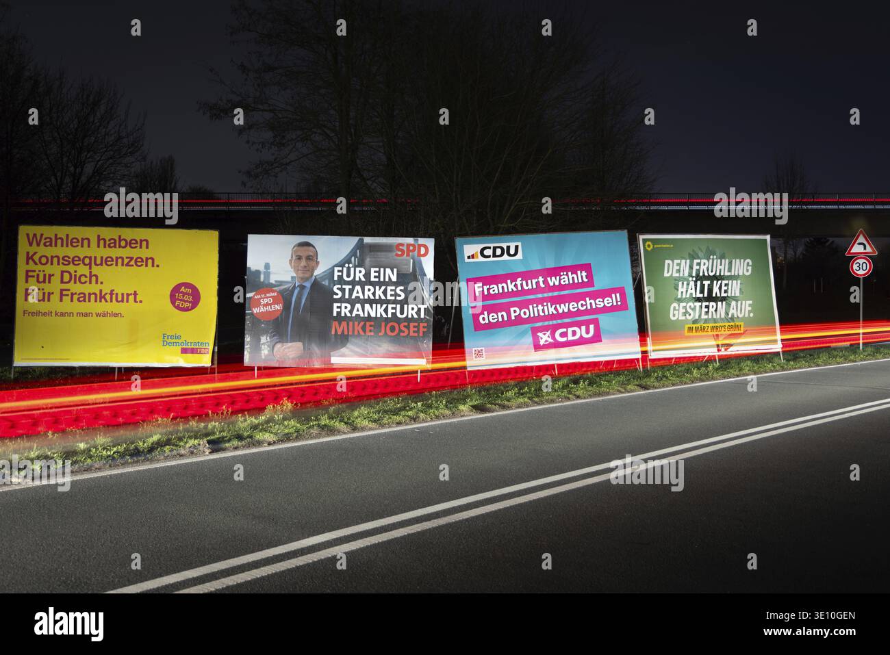Grandi manifesti elettorali sono in piedi in una strada nel nord-ovest di Francoforte. Il governo dell'Assia ha fissato il 15 marzo 2026 come giorno delle elezioni Foto Stock