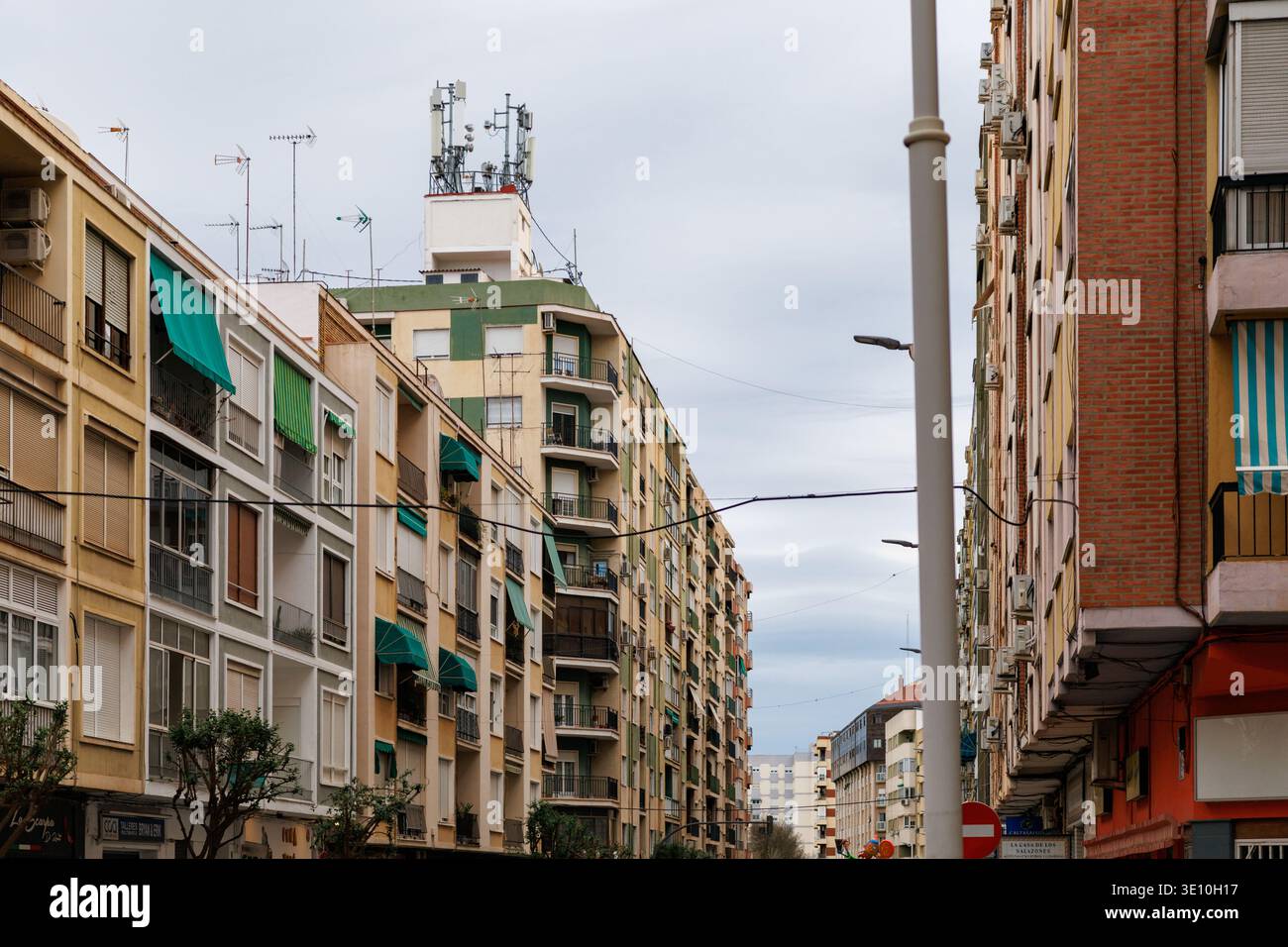 Antenne per telecomunicazioni su edifici a Xativa il 14 marzo 2026, Spagna Foto Stock