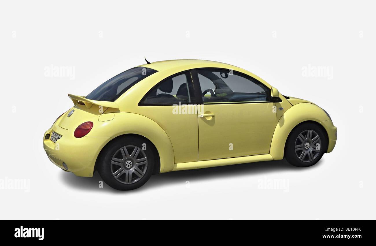 Maggiolino Volkswagen giallo parcheggiato, che mostra il suo design iconico Foto Stock