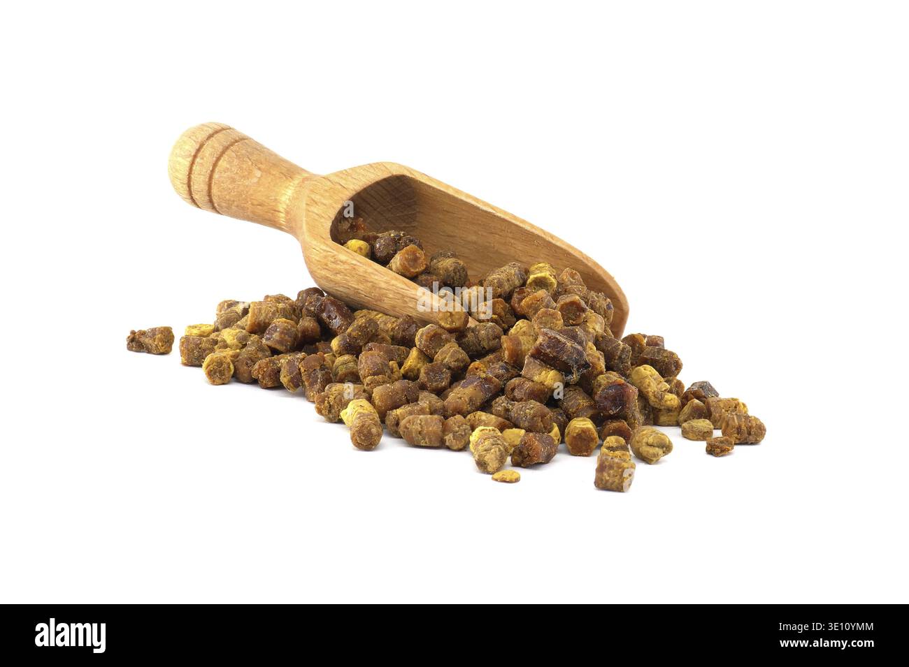 Sessola in legno traboccante di granuli di pane d'ape, che mostra la loro consistenza naturale e i loro benefici nutrizionali. Catturati su sfondo bianco per em Foto Stock