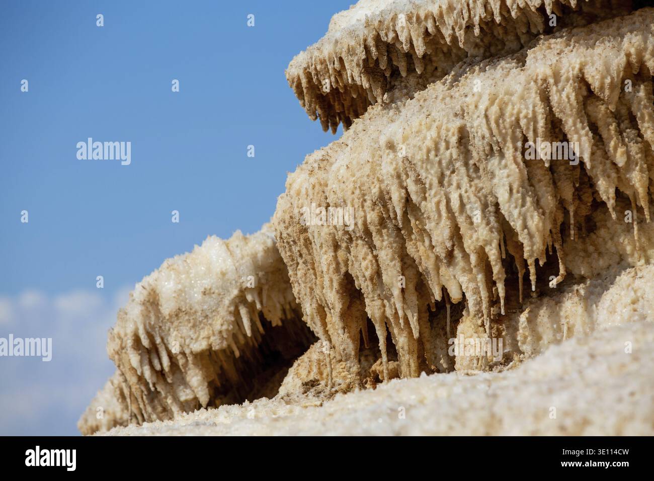 Natuerliche Salzstalaktiten Kristalle am Toten Meer Foto Stock