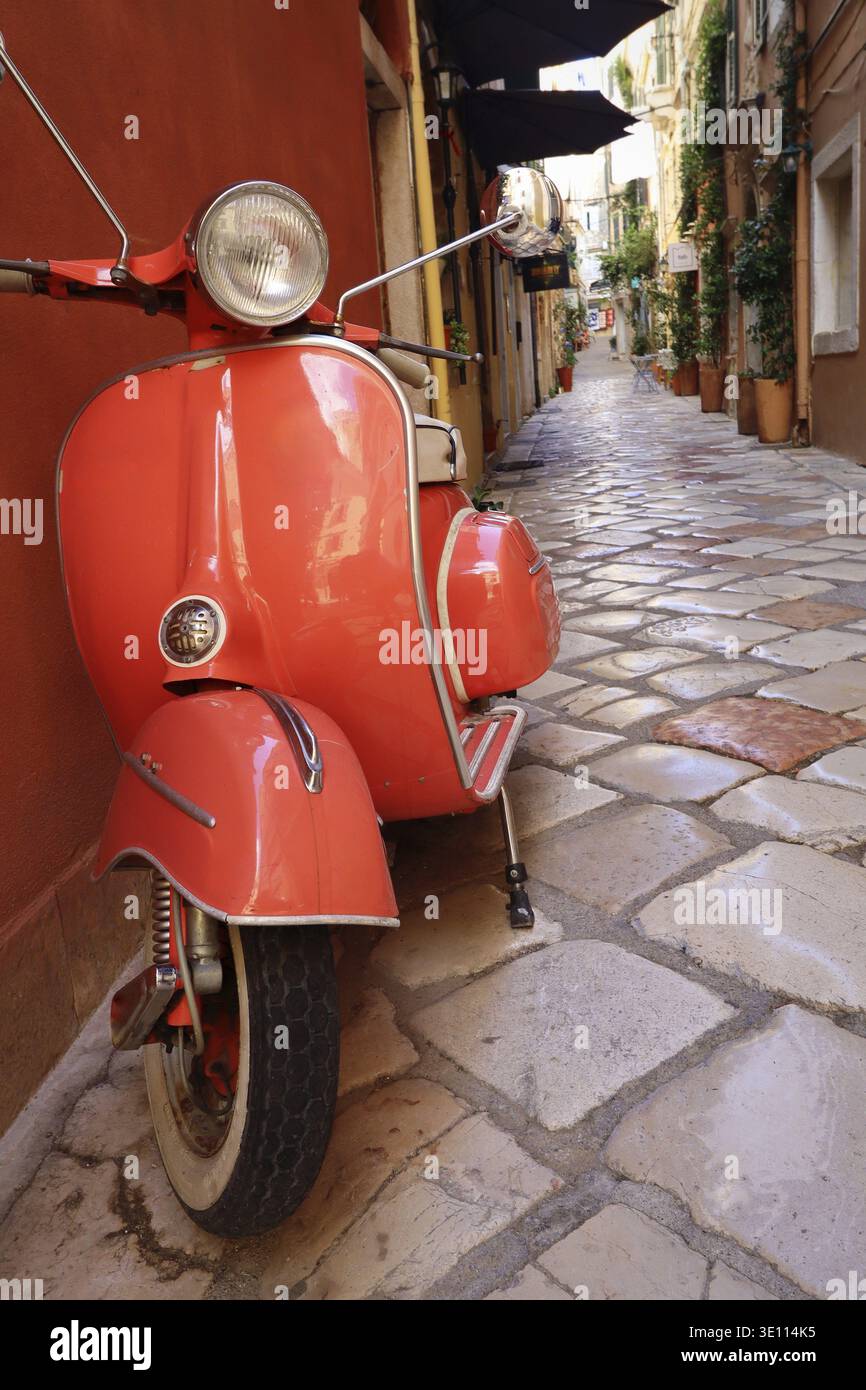 Corfù, Grecia - 11 settembre 2022: Vespa scooter in via Corfù, Grecia Foto Stock
